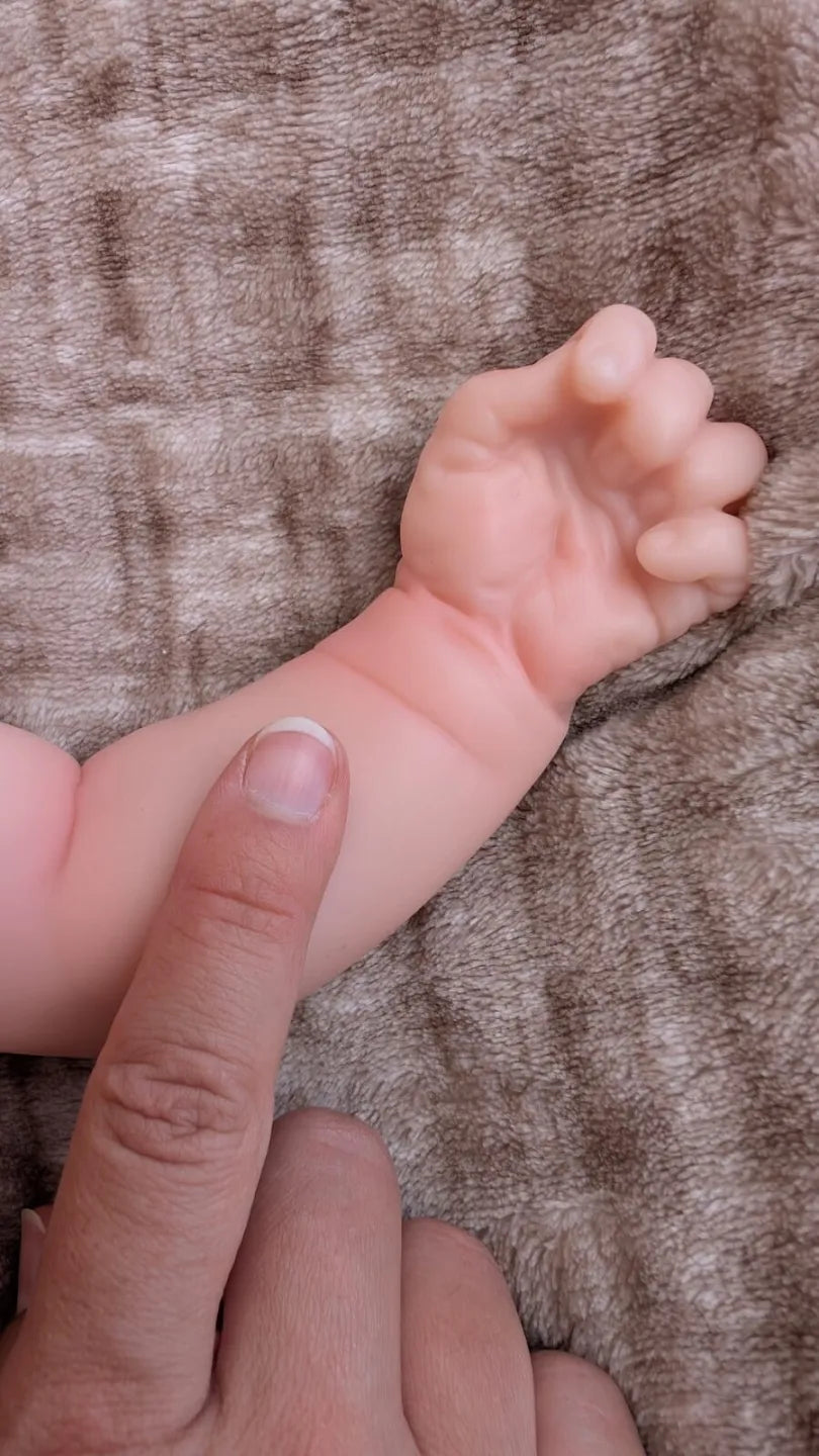 Dettaglio della mano e delle pieghe della pelle del bambolotto reborn di 3.5kg