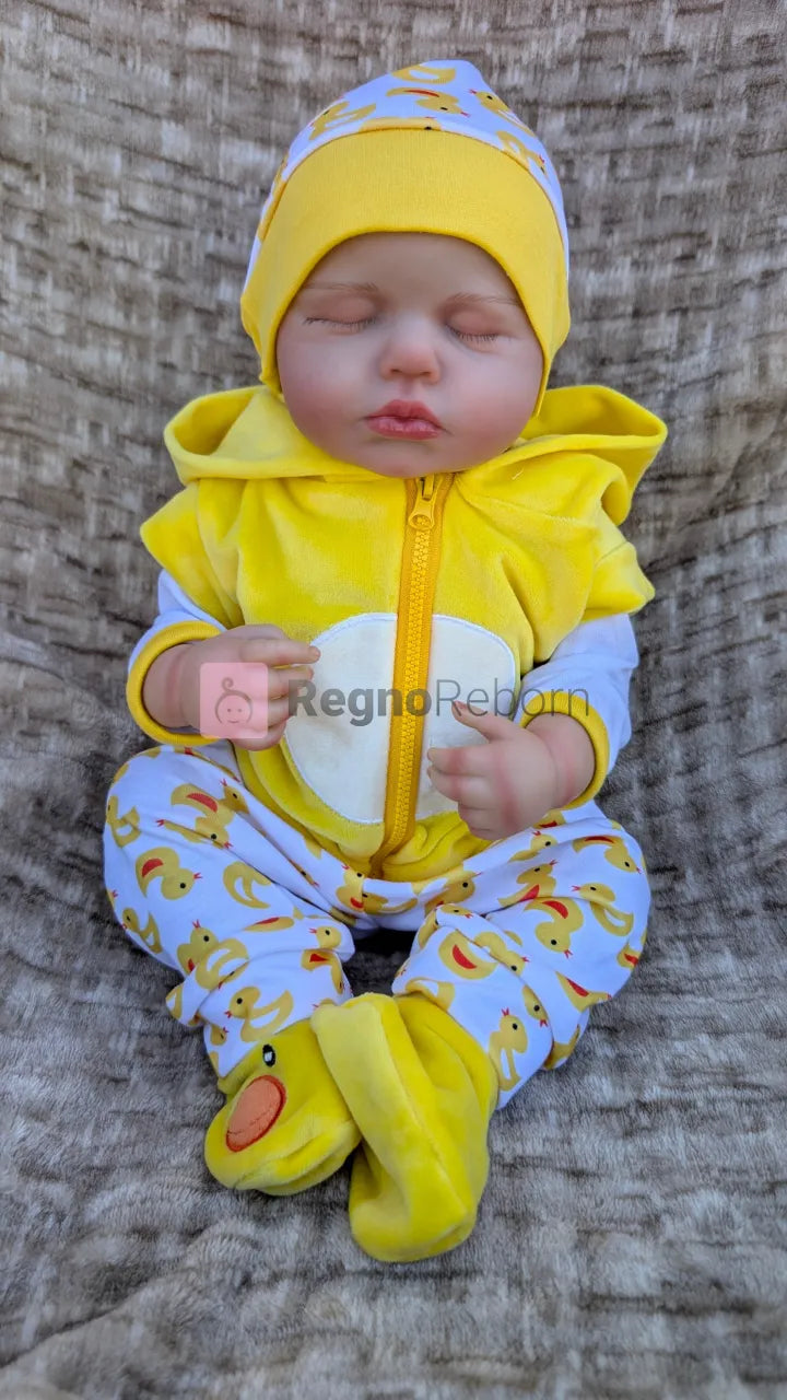 bambolotto-reborn-addormentato-tutina-pulcino-gialla-occhi-chiusi