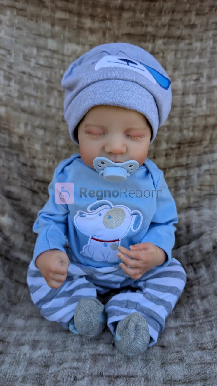 bambolotto-reborn-maschietto-seduto-ciuccio-nella-bocca
