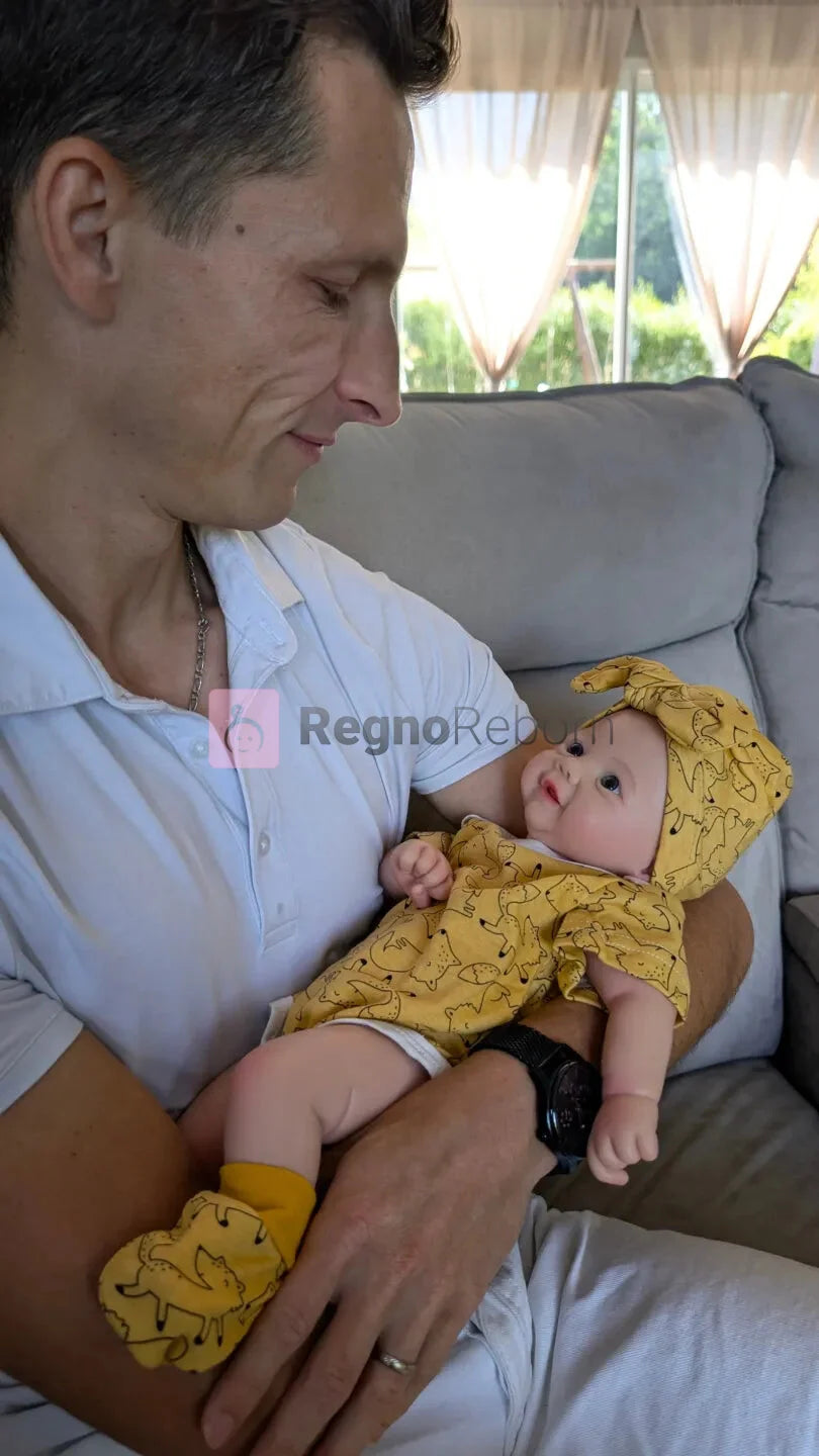 neonata-reborn-femmina-45cm-sorridente-tra-le-braccia-di-un-uomo-grandezza-reale