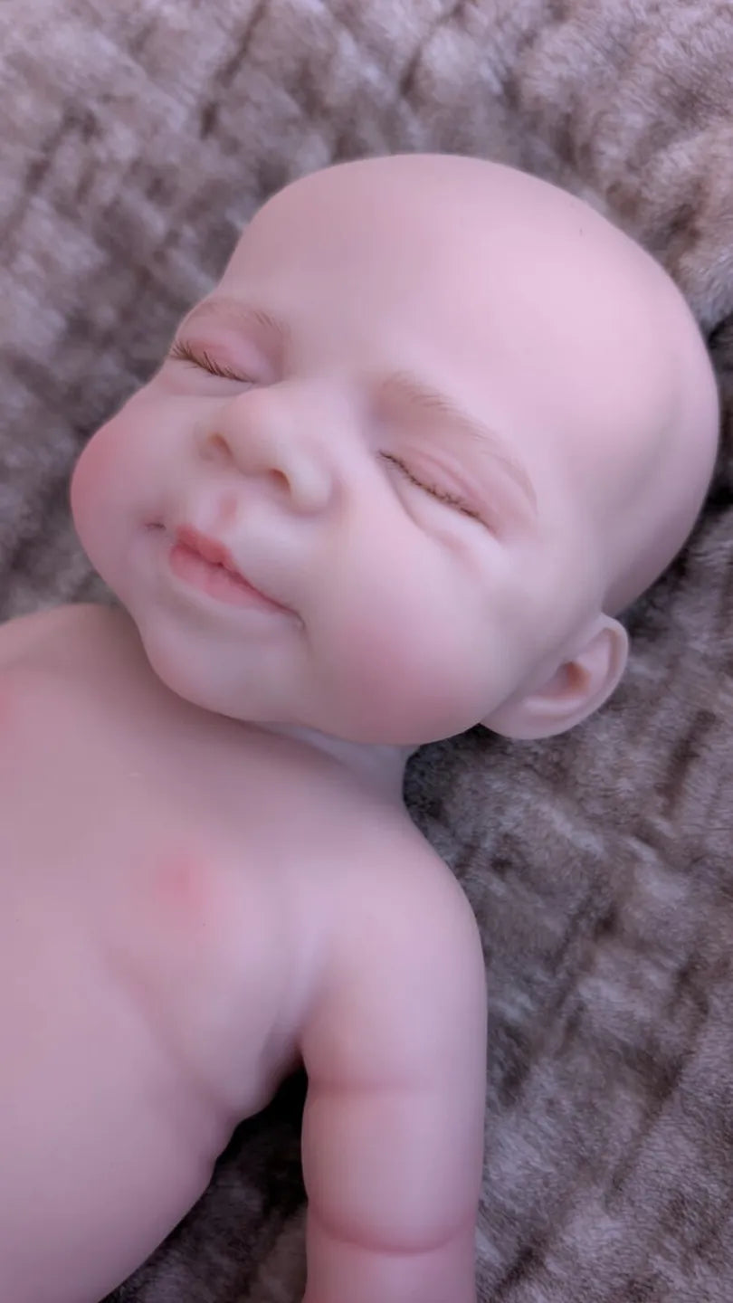 Primo piano del viso della bambola reborn che sembra un vero neonato addormentato