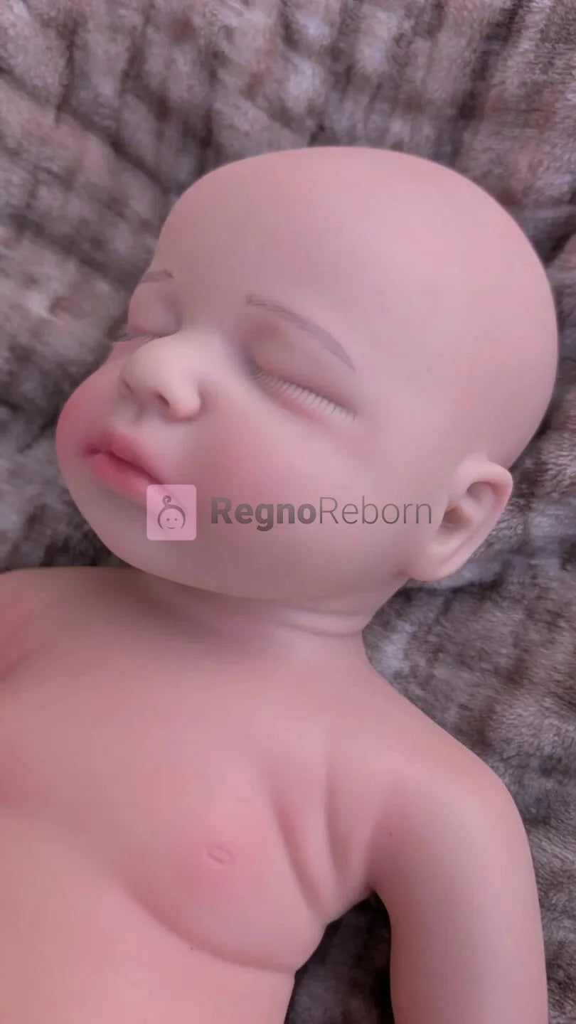 Primo piano del viso di un neonato reborn che dorme che sembra vero