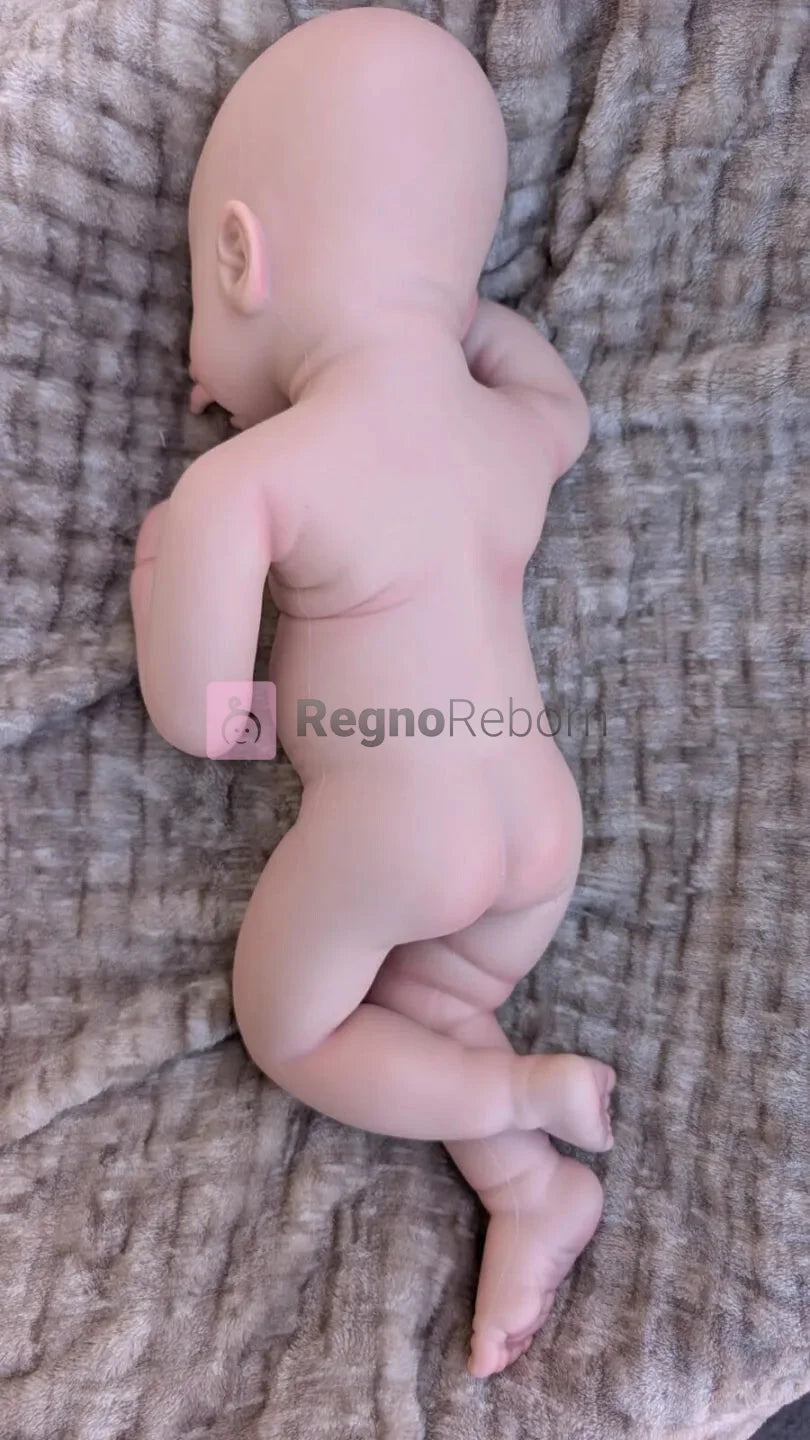 Neonato reborn che sembra vero in una naturale posizione da bebè