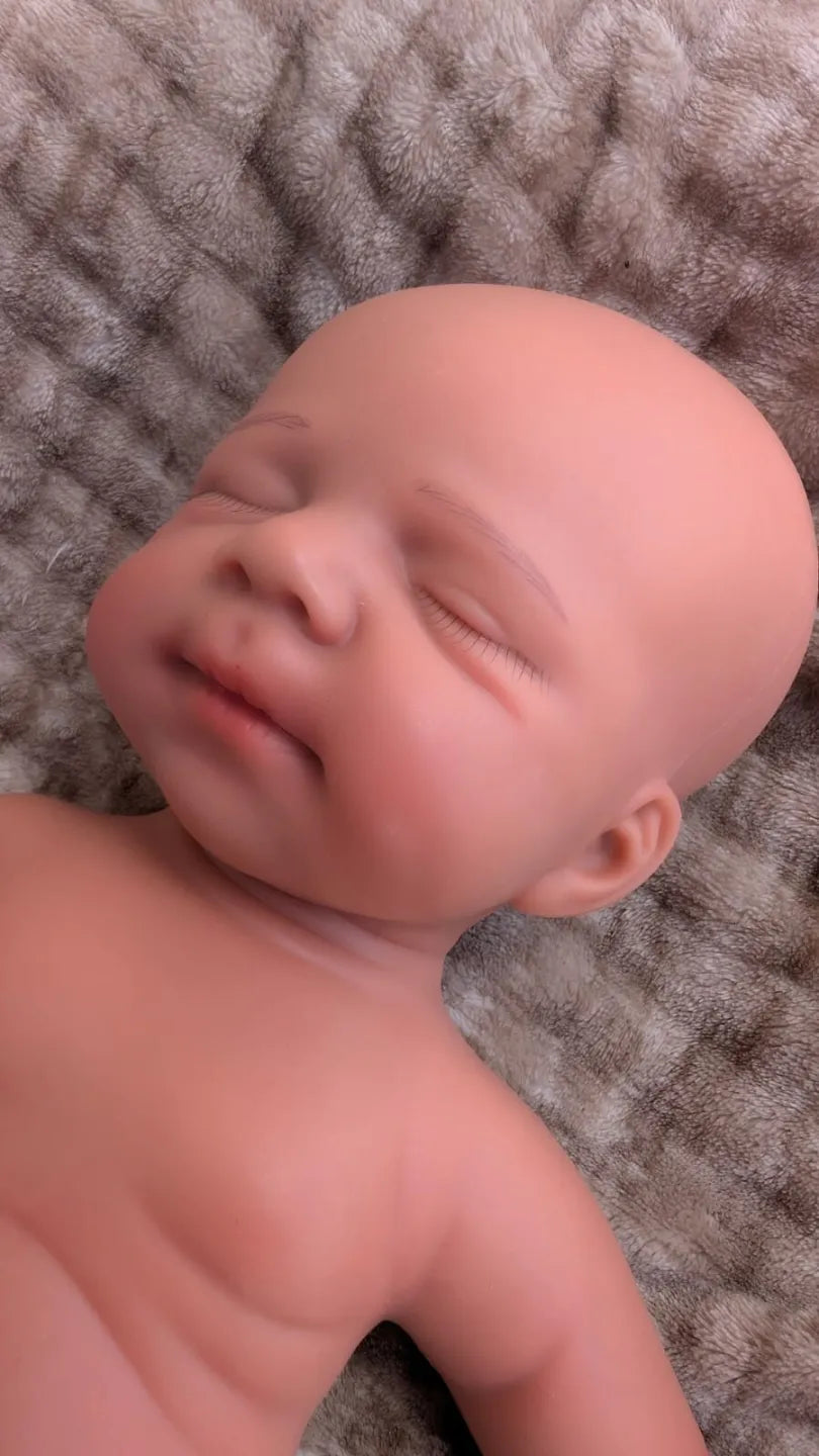 Primo piano del viso ultra realistico del neonato reborn appena nato che dorme