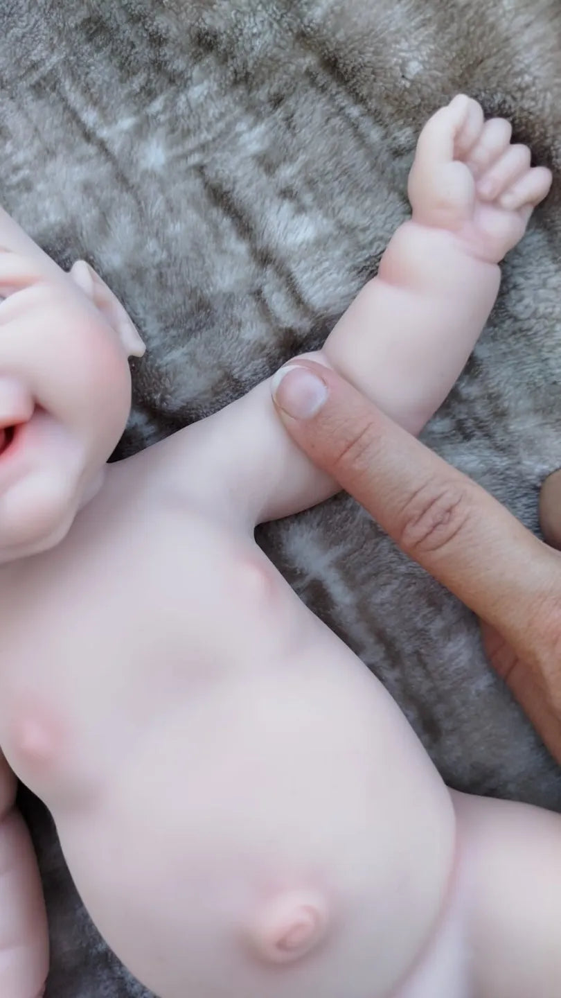 Braccio flessibile del neonato reborn che mostra la morbidezza del silicone