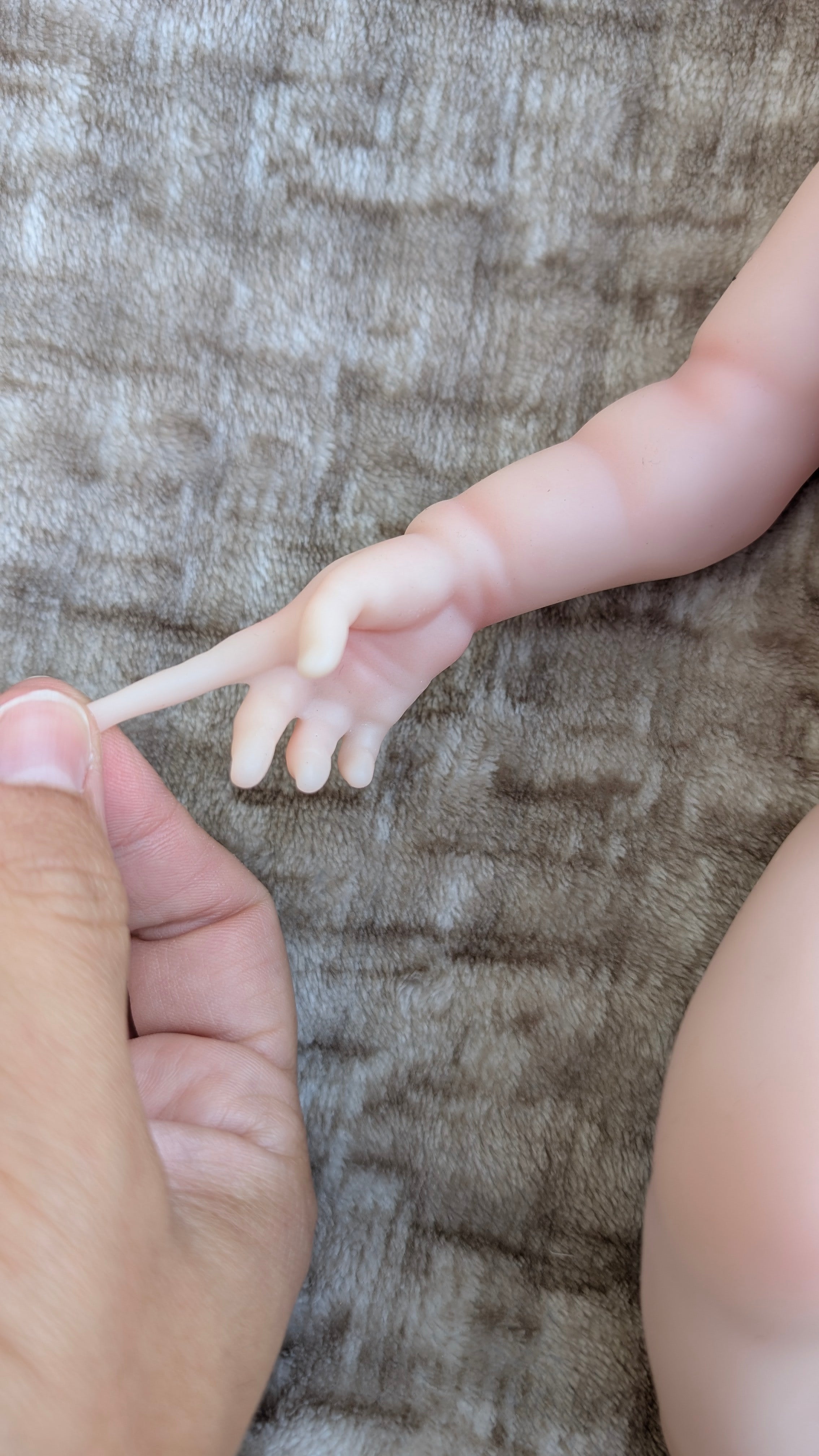  neonato reborn che sembra vero in silicone reborn con braccio, mano e le dita altamente flessibile ed elastiche