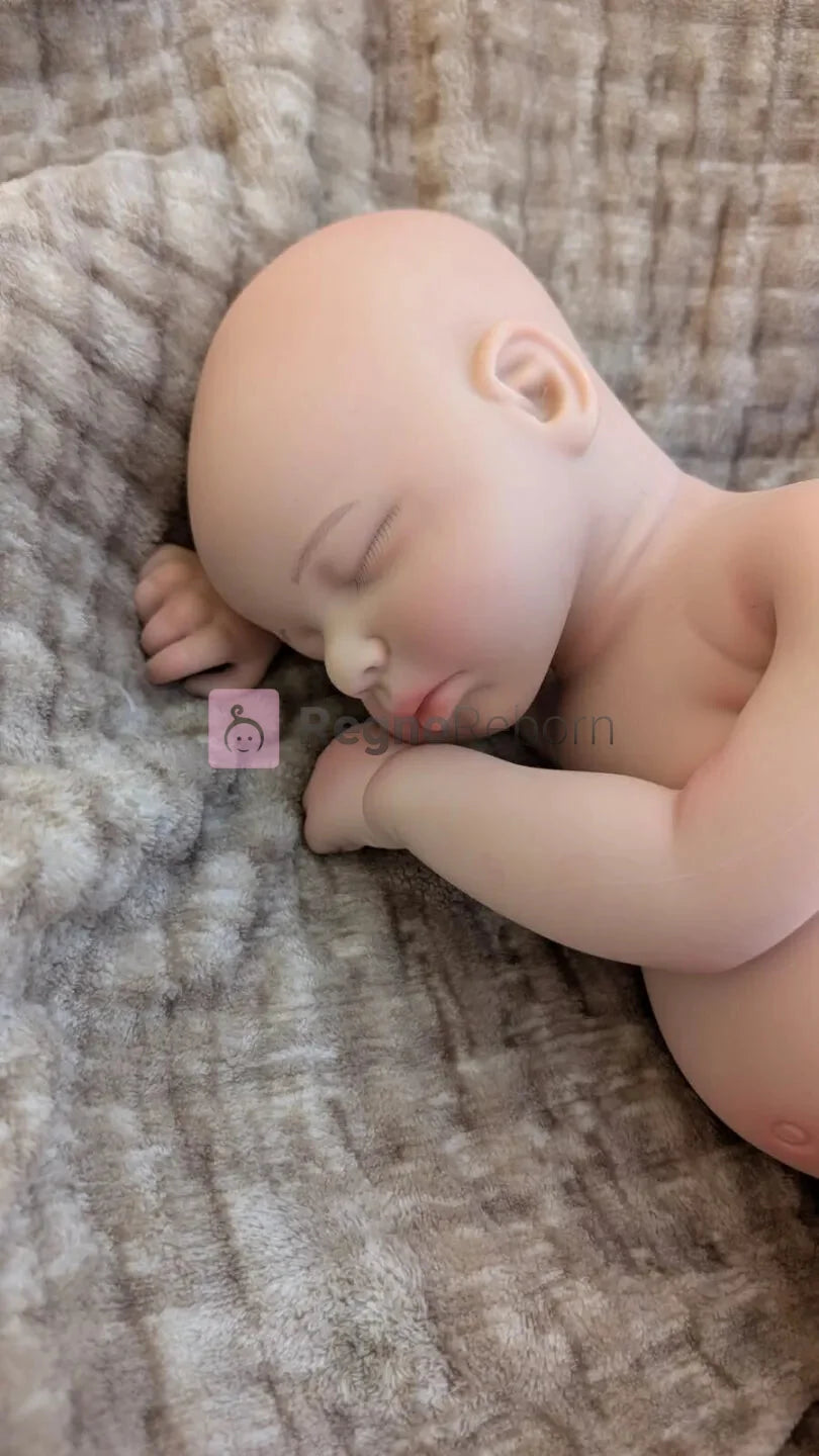 Neonato reborn di 50 cm in una posa naturale ispirata a un bambino appena nato