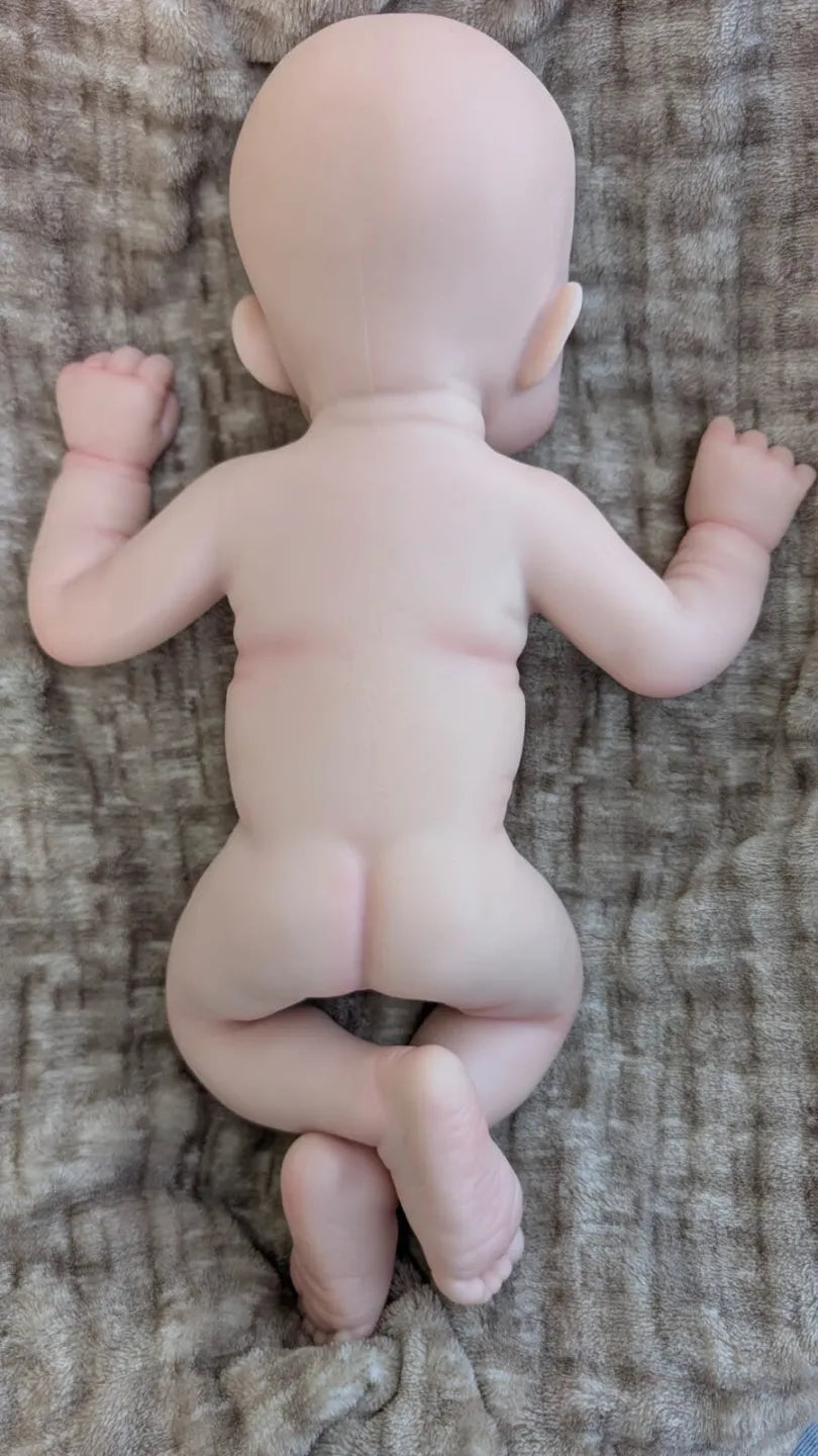 Neonato reborn femmina in silicone di 40 cm, corpo intero visto da dietro