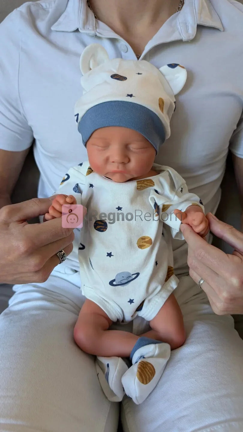 neonato-reborn-maschio-45cm-seduta-sulle_ginocchia-uomo-mostrare-_taglia-realistica-neonato