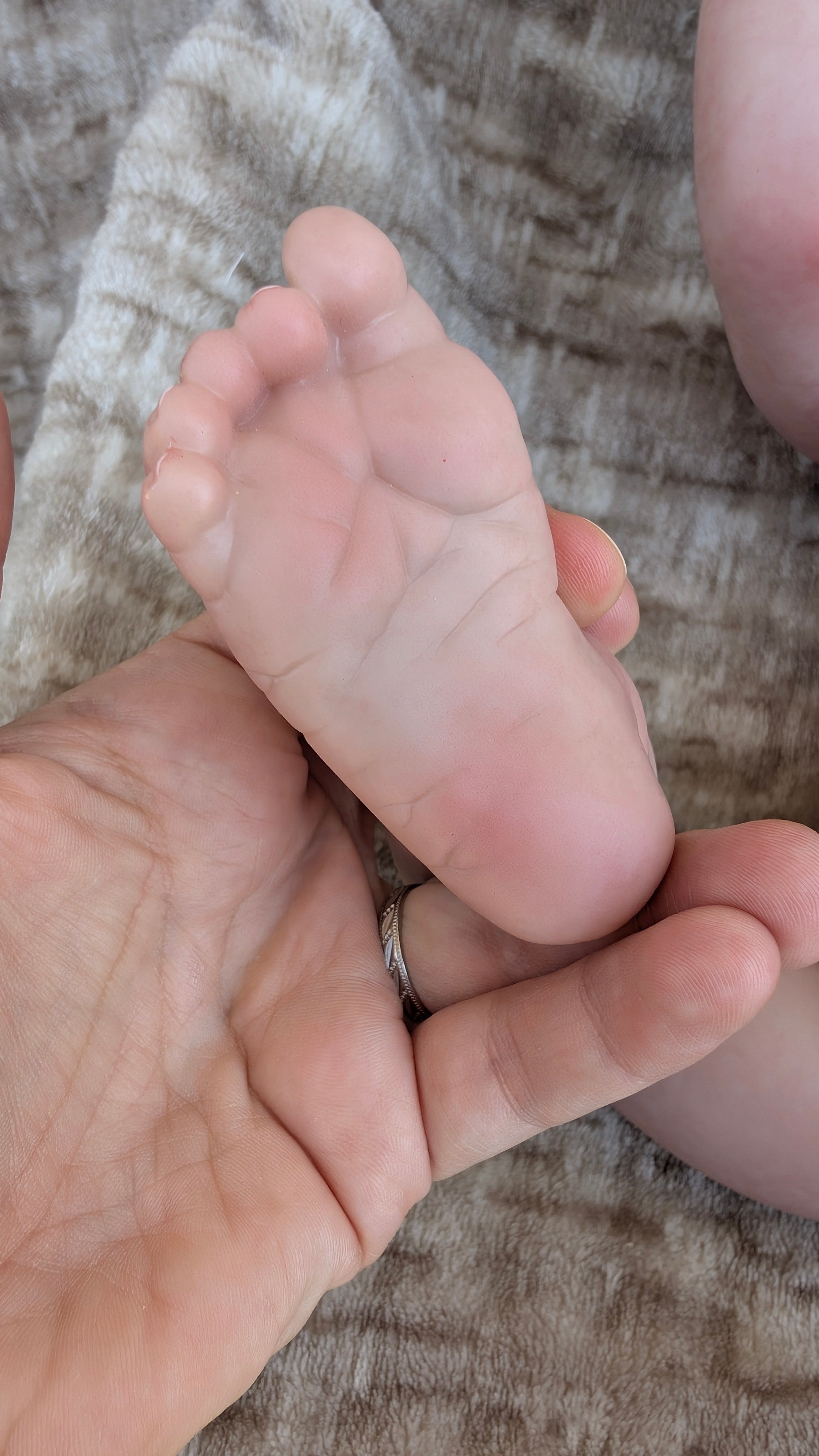 neonato-reborn-piedi-realistici-pieghe-pelle