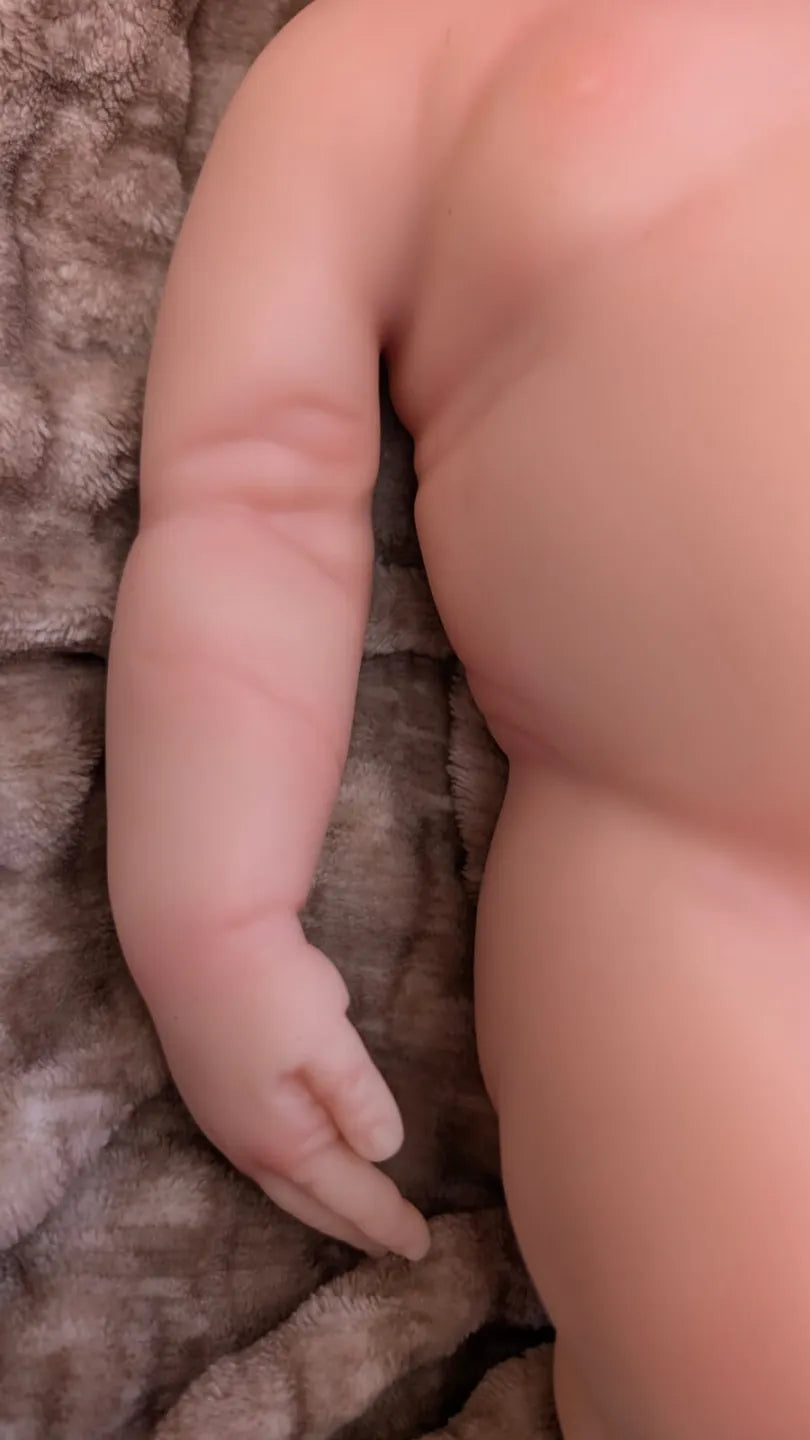 neonato reborn in silicone di 45cm con il corpo articolabile e con dettagli reaslistici