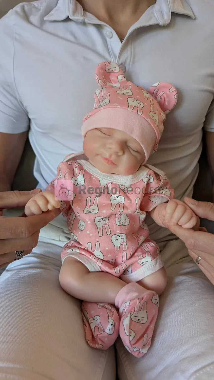 piccola-neonata-reborn-femminuccia-40cm-seduta-sulle_ginocchia-uomo-mostrare-_taglia-realistica-neonato