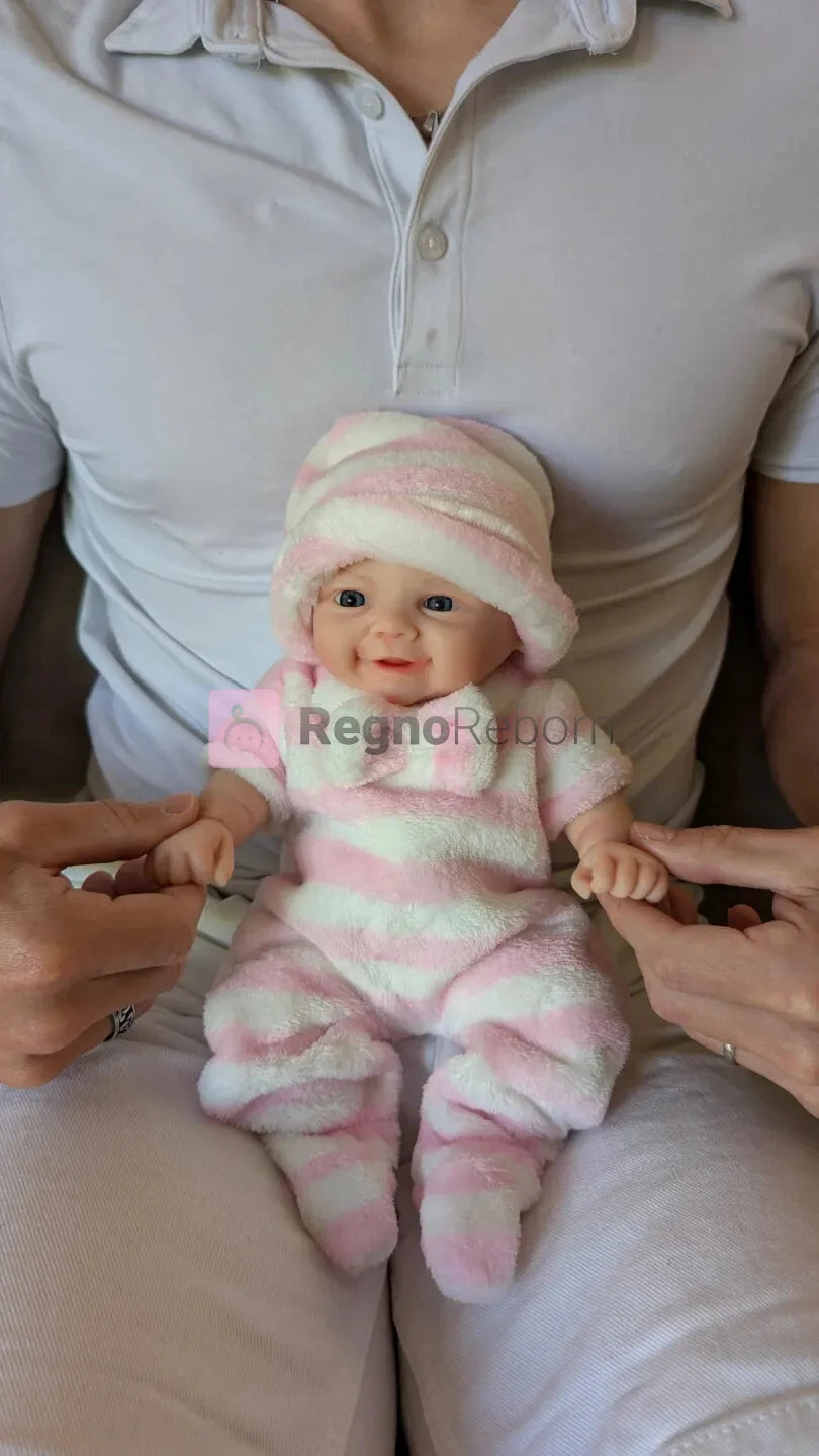 piccola-prematura-reborn-sorridente-32cm-seduta-sulle_ginocchia-uomo-mostrare-_taglia-realistica-neonato
