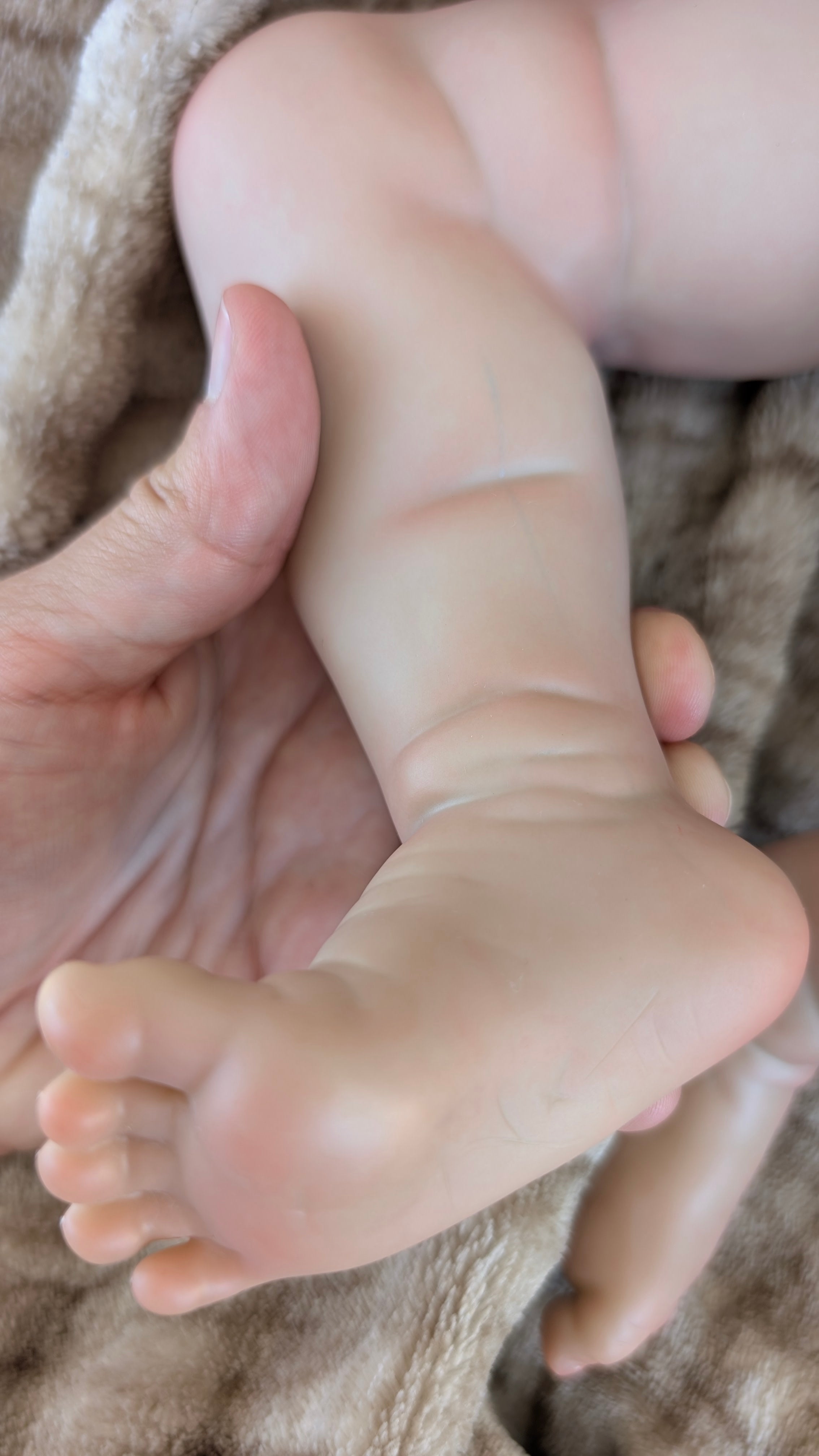 pieghe-rossori-realistici-della-pelle-del-neonato-reborn