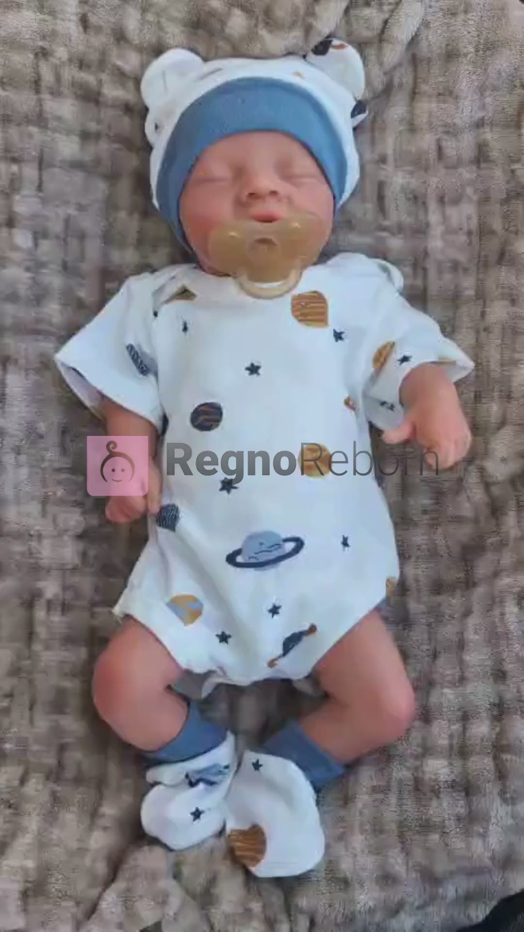 video di presentazione della bambola reborn maschio addormentata di 45cm chiamata LEO, con il suo ciuccio e con il corpo tutto in silicone morbido