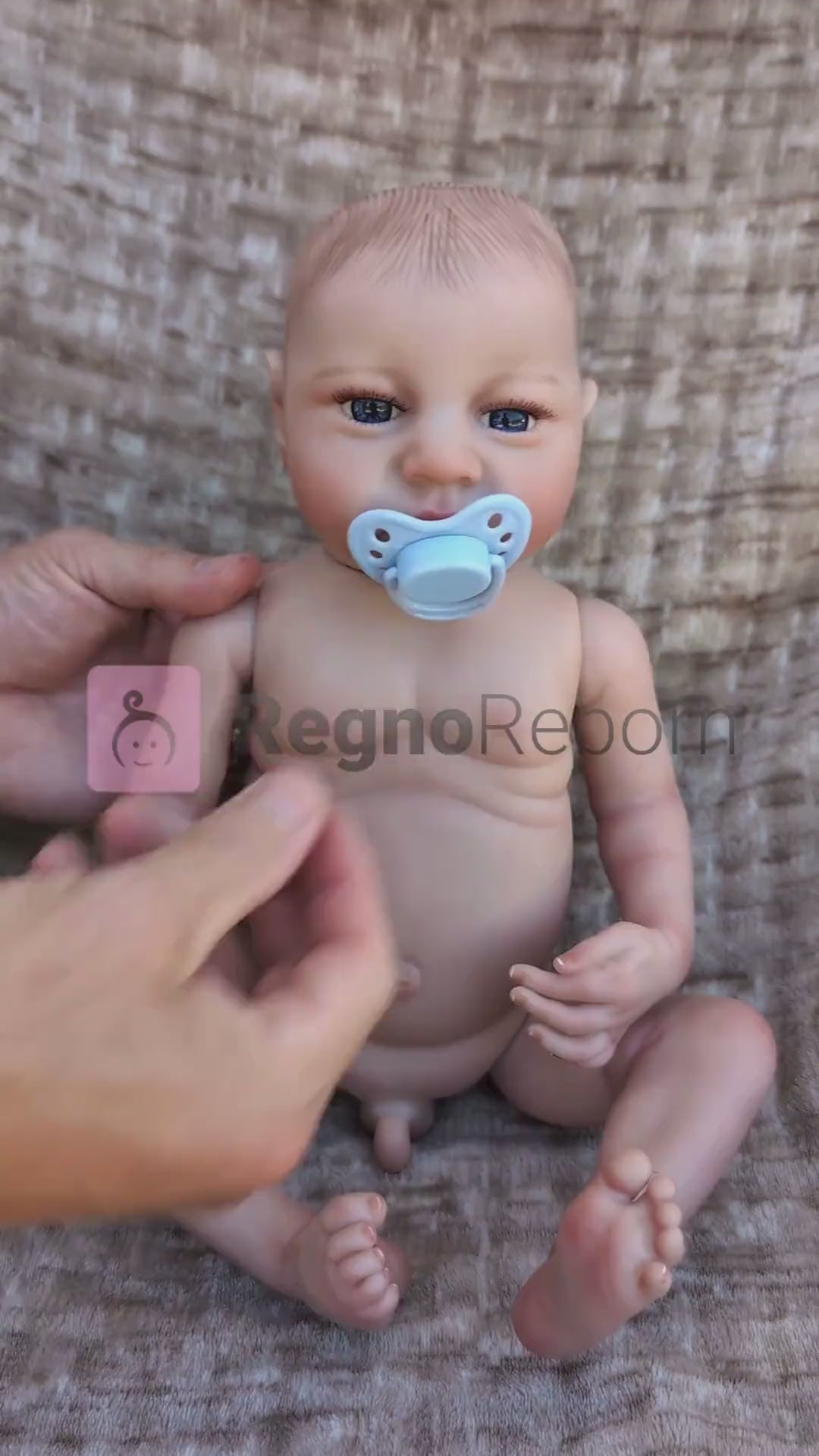 video di presentazione della bambola reborn maschio NOAH anatomicamente corretta, con occhi aperti blu oceano, capelli dipinti a mano uno per uno, e ciuccio magnetico nella bocca