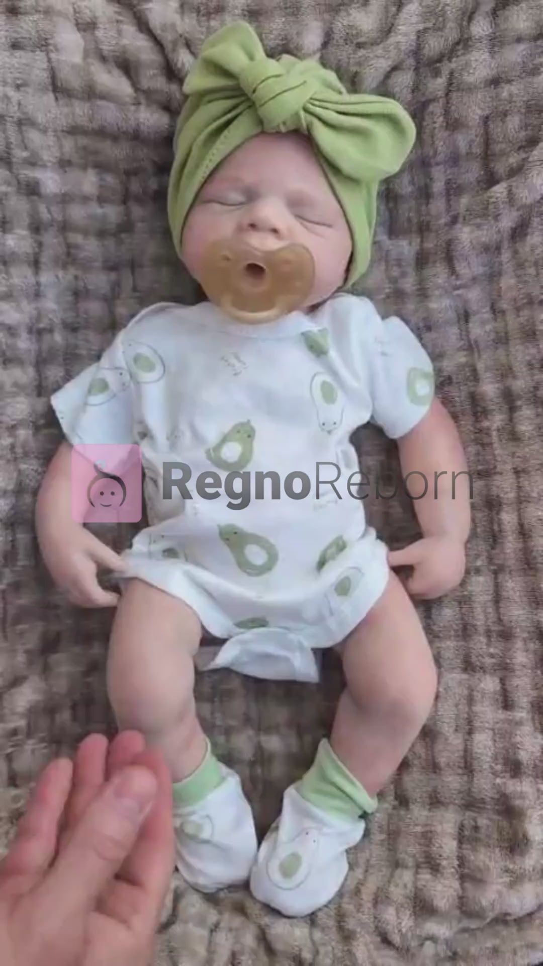 video di presentazione della bambola reborn femmina ultra realistica con gli occhi chiusi e con il corpo tutto in silicone morbido di 50cm chiamata AVA