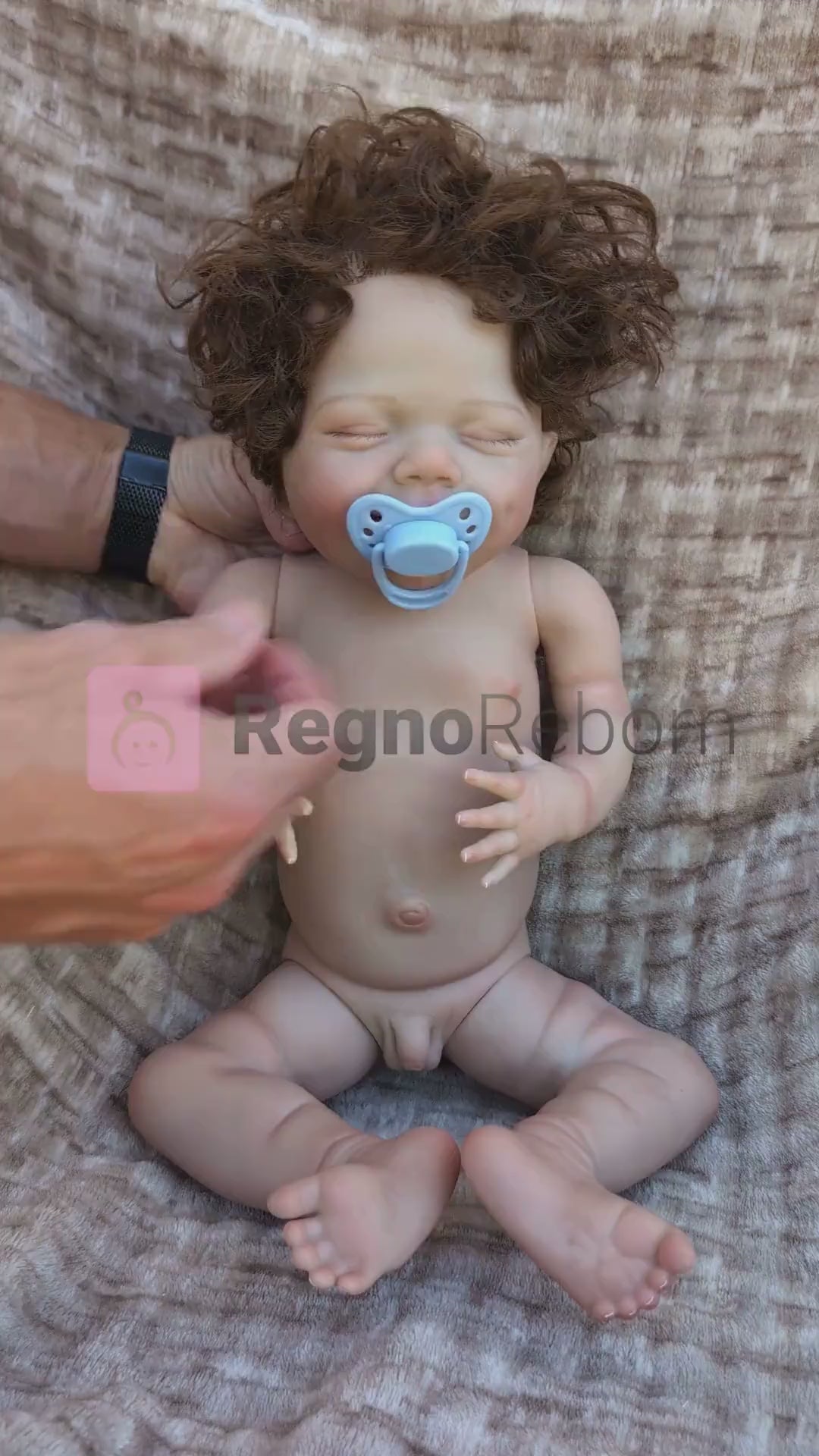 video di presentazione del neonato reborn maschietto con gli occhi chiusi e capelli marroni ETHAN. Sembra un bambino vero addormenato che sogna la bocca aperta. Corpo in vinile semi-morbido