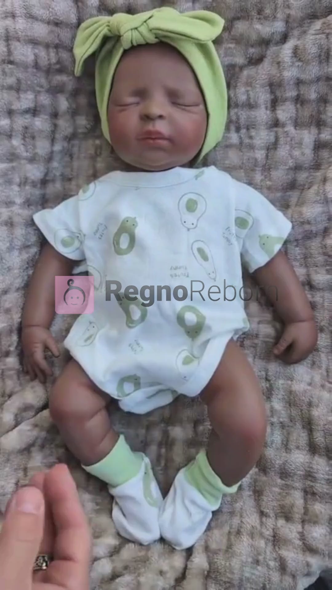 video di presentazione della bambola reborn femmina nera di 40cm per 2.5kg chiamata MARTHE, con gli occhi chiusi, e con il corpo tutto in silicone morbido.