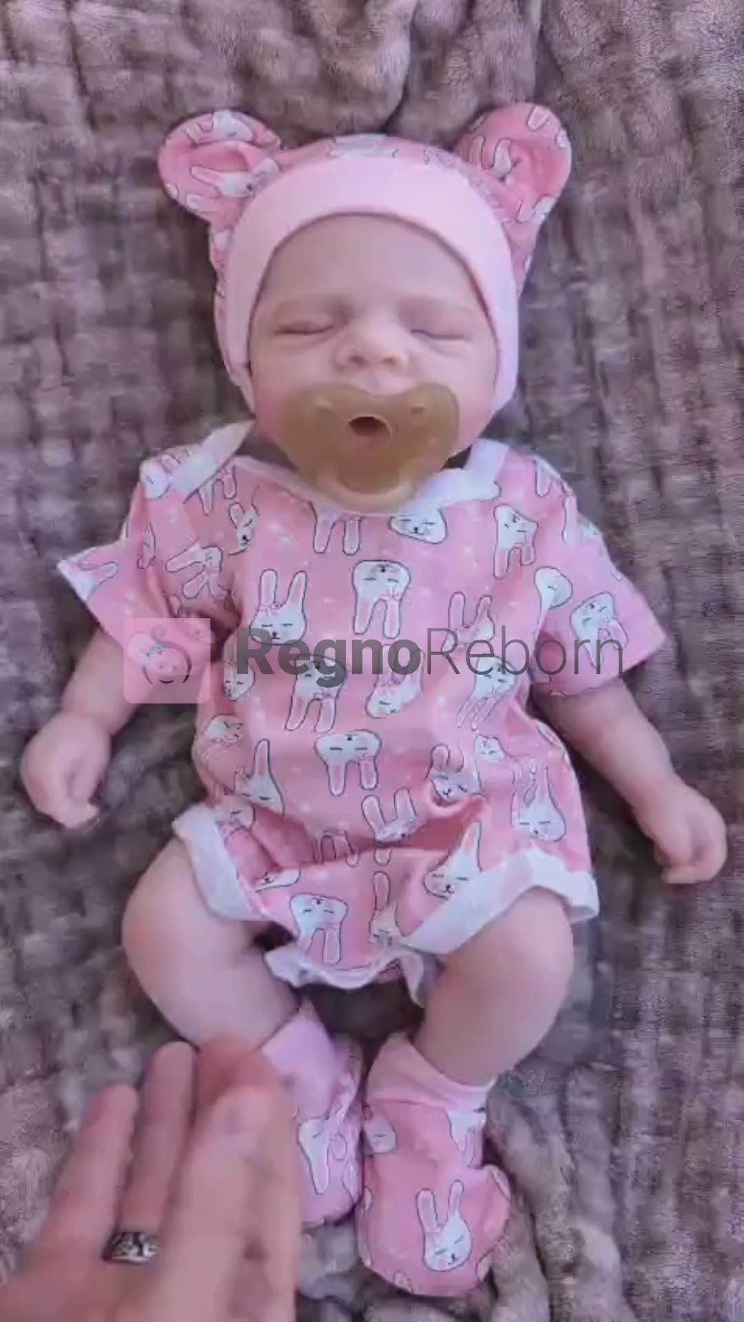 video di presentazione della bambola reborn femminuccia di 40cm per 2.5kg che dorme chiamata JASHLEY, con gli occhi chiusi, il suo ciuccio e con il corpo tutto in silicone morbido