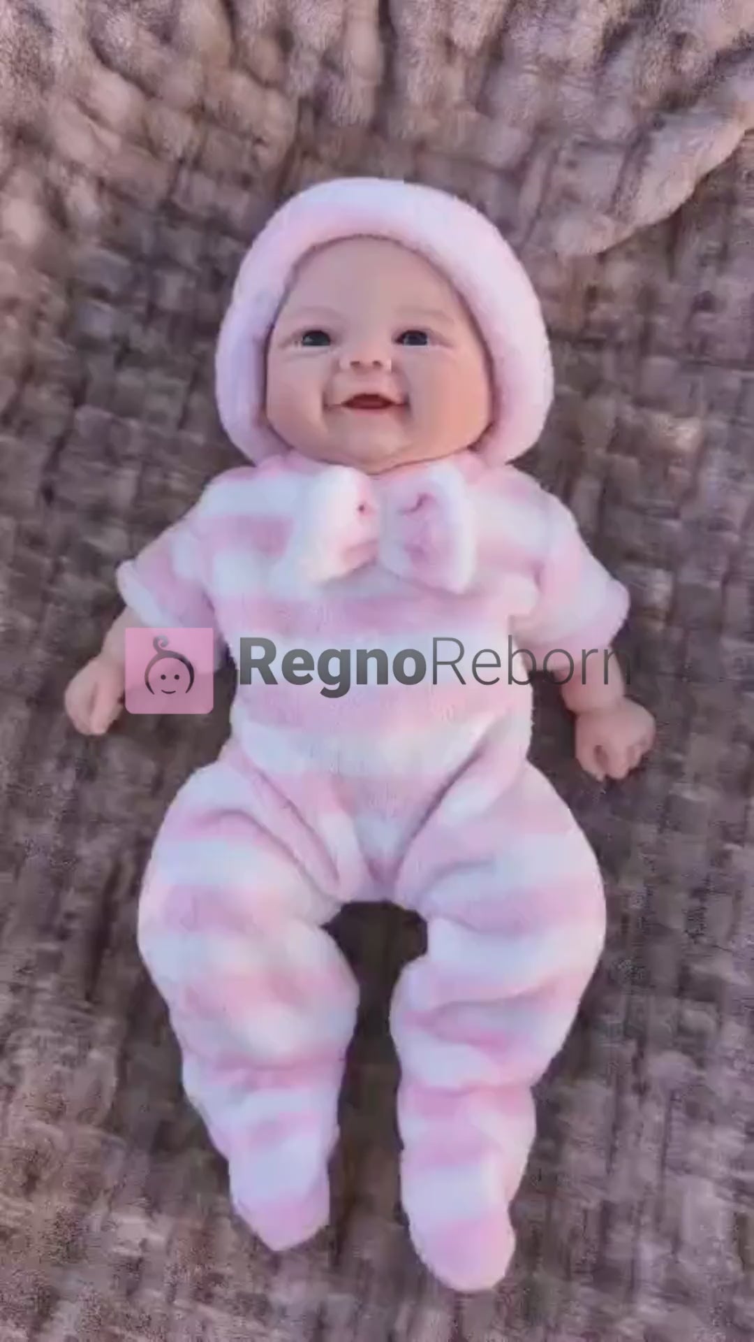video di presentazione della bambola reborn femmina prematura di 32cm per 1.1kg chiamata ONIL, con la bocca aperta sorridente, con gli occhi aperti e il corpo tutto in silicone morbido