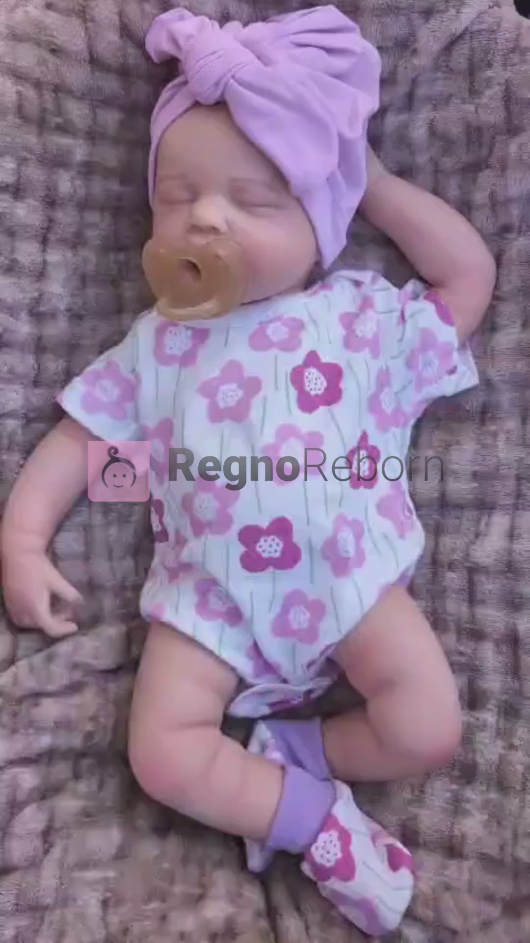 video di presentazione della bambola reborn femmina di 50cm per 3kg chiamata KELLY, con gli occhi chiusi, il suo ciuccio e con il corpo tutto in silicone morbido
