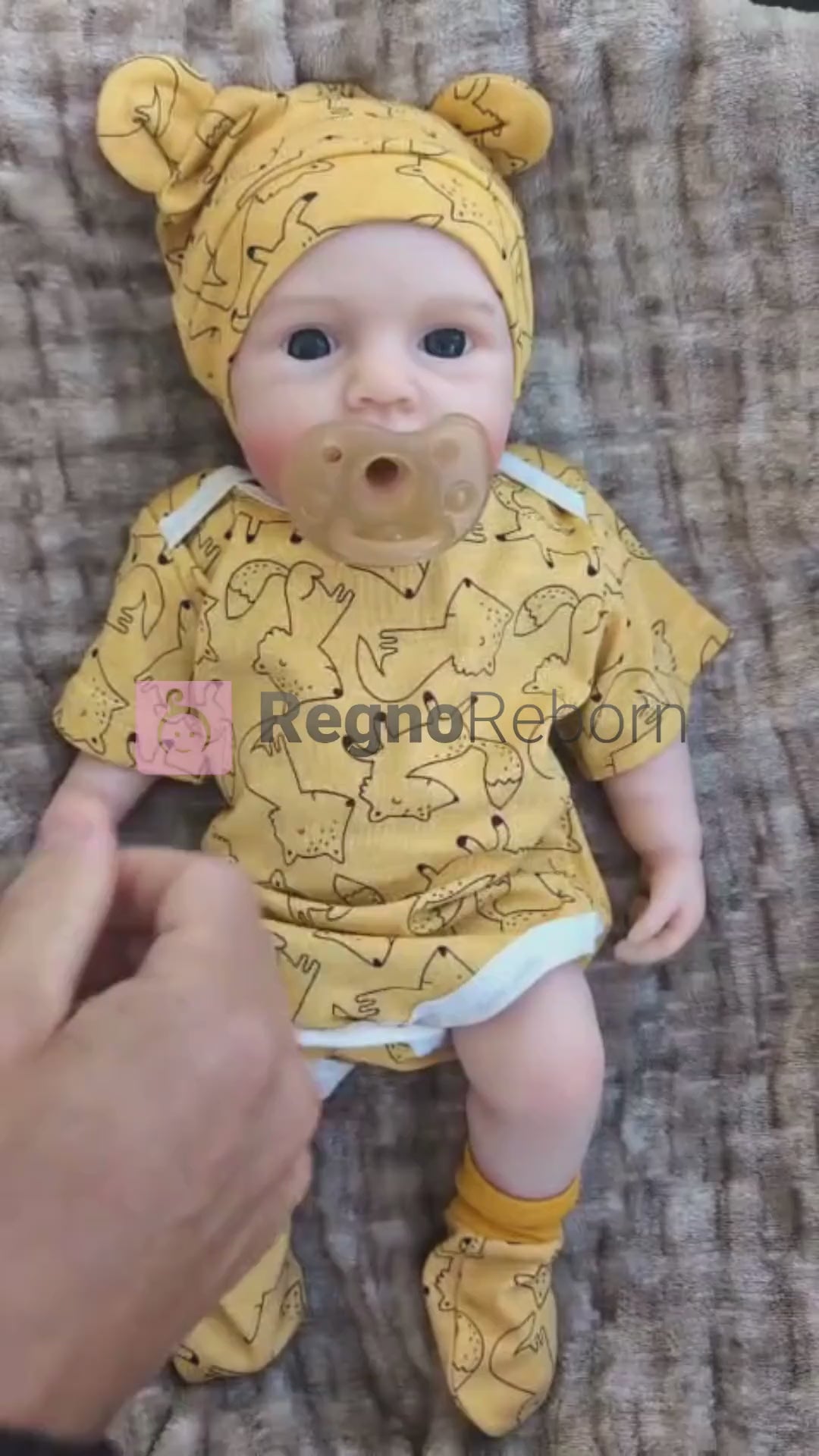 video di presentazione della bambola reborn maschio di 40cm chiamata JACK, con gli occhi aperti, il suo ciuccio e con il corpo tutto in silicone morbido
