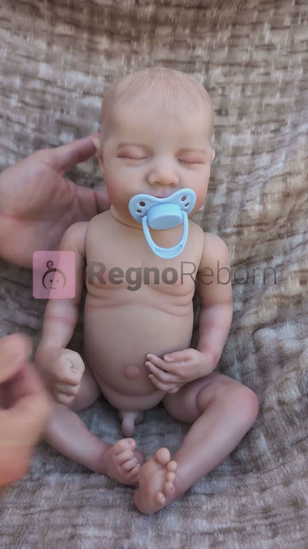 video di presentazione della bambola reborn maschietto con gli occhi chiusi ELIO, sembra un neonato vero addormentato. La bambola reborn è nuda con le parte intimi maschile, anatomicamente corretta.