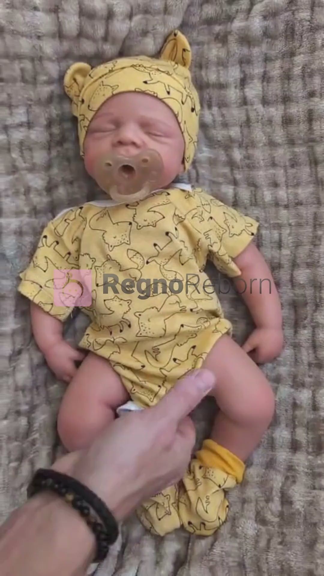 video di presentazione della bambola reborn maschio con gli occhi chiusi di 50cm chiamata NOEL, con il suo ciuccio, il corpo tutto in silicone morbido, e il suo completo da neonato giallo