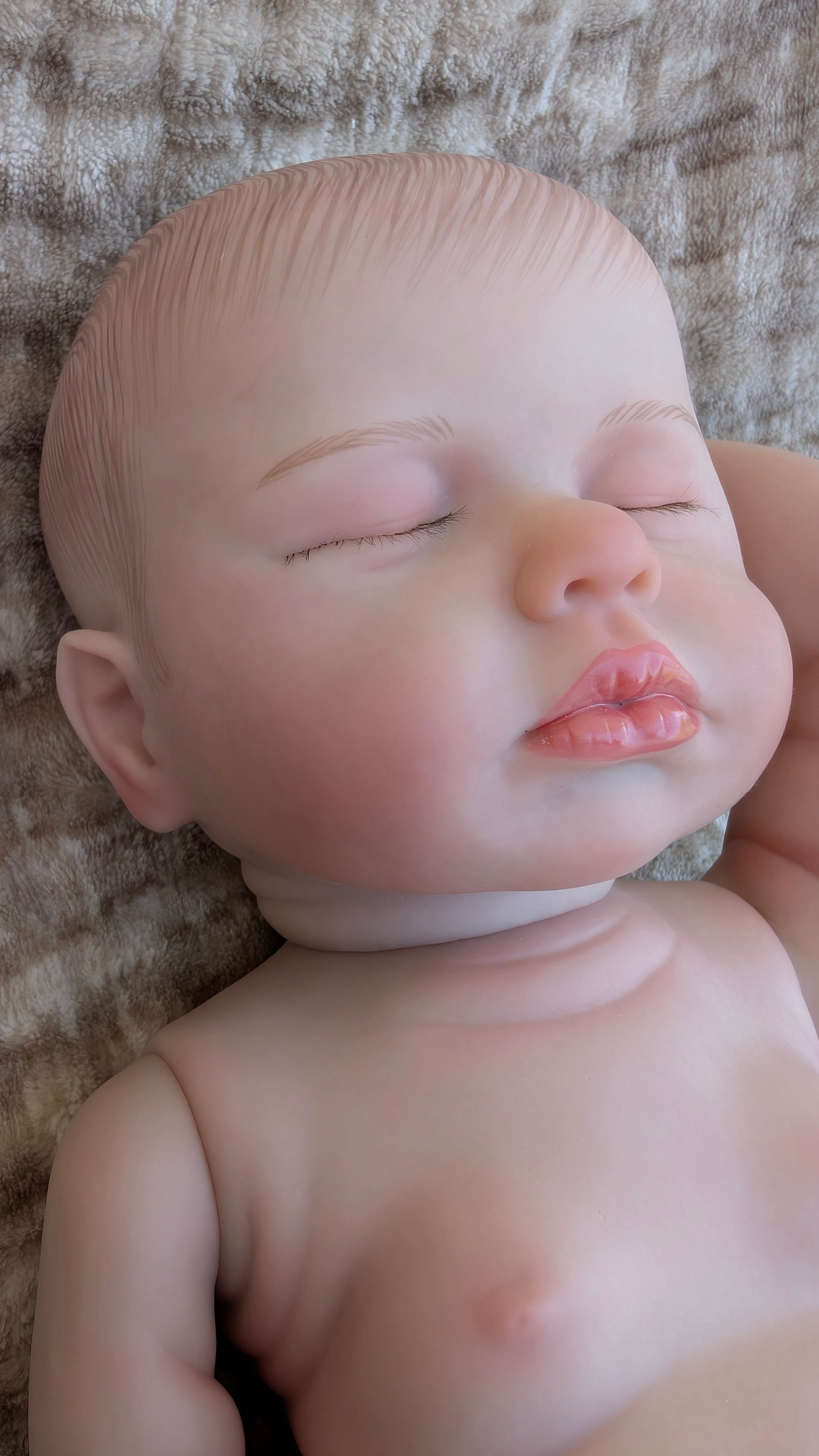 viso-realistico-da-neonato-addormentato-profondamente
