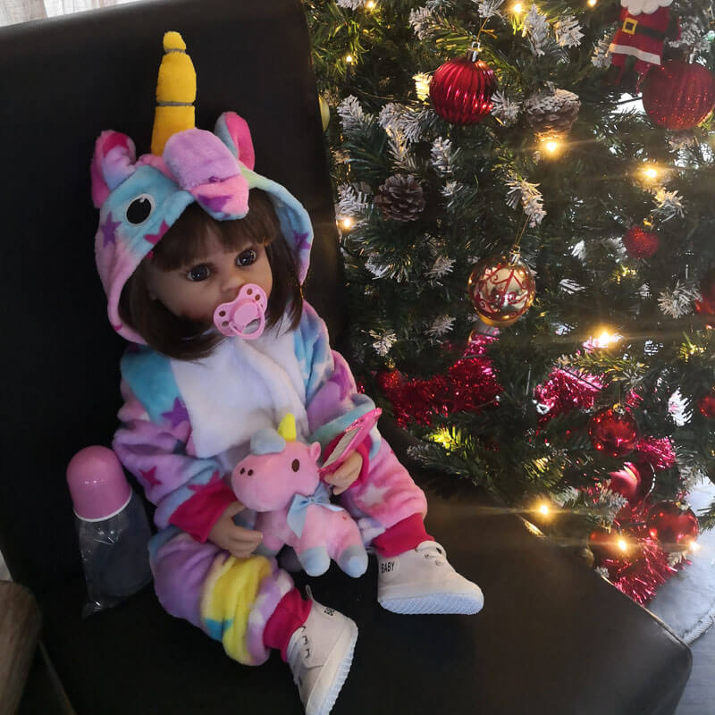 bambola-reborn-femmina-pigiama-unicorno-bianca-regnoreborn / bambola reborn femmina occhi aperti / bambola reborn femmina con peluche unicorno / regnoreborn